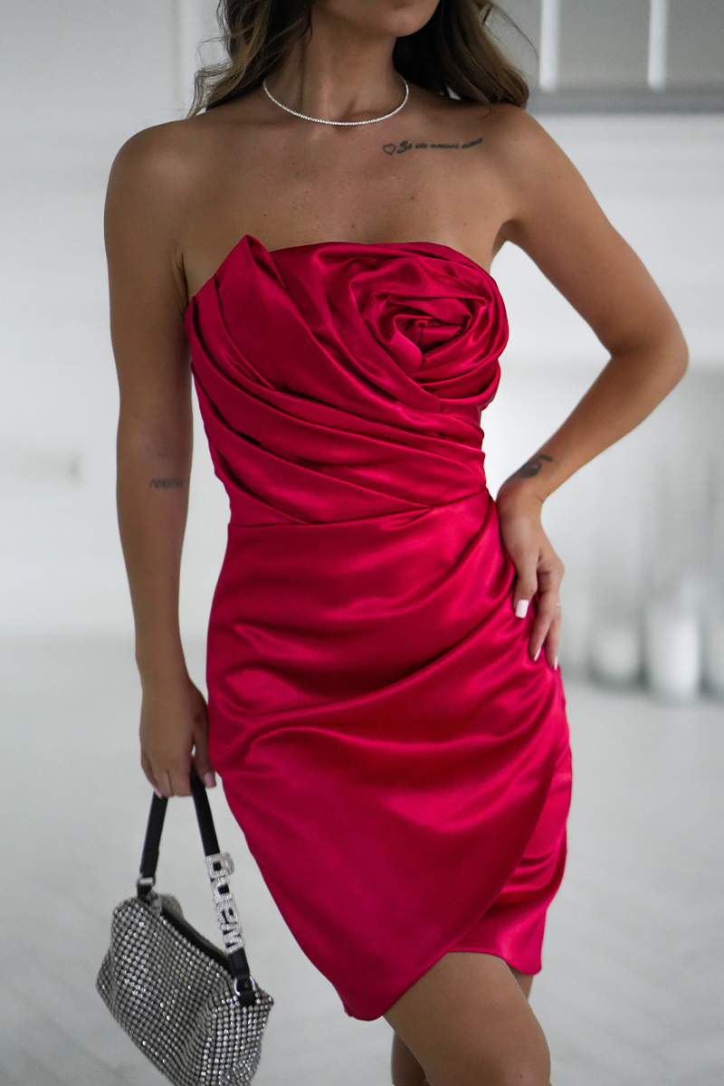 Elegantní červené mini šaty s detailem drapované růže