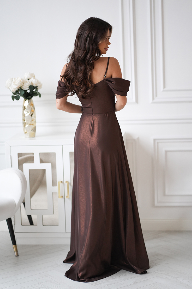 Elegantní šaty se spadenými ramínky a rozparkem, hnědé